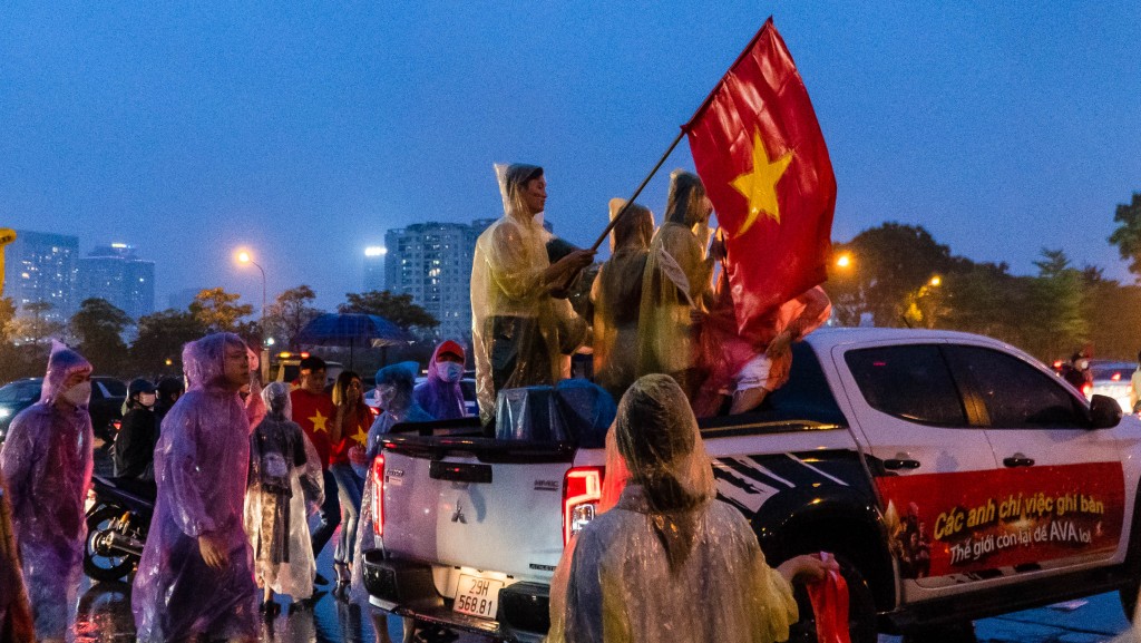 SEA Games 31: Cổ động viên đội mưa tiến về sân Mỹ Đình "tiếp lửa" cho U23 Việt Nam