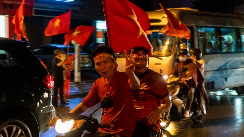 Dân Thủ đô "đi bão" mừng bóng đá nam U23 Việt Nam vô địch SEA Games 31