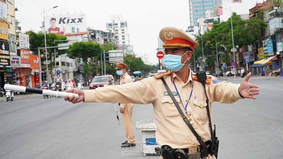 Tại một điểm nút giao thông khác của Hà Nội là ngã tư Nguyễn Văn Cừ - Nguyễn Sơn, các chiến sĩ Đội CSGT số 5 liên tục phải làm việc dưới nhiệt độ nắng nóng lên tới 40 độ C ngoài trời rất dễ bị say nắng và bỏng rát do sức nóng mặt trời