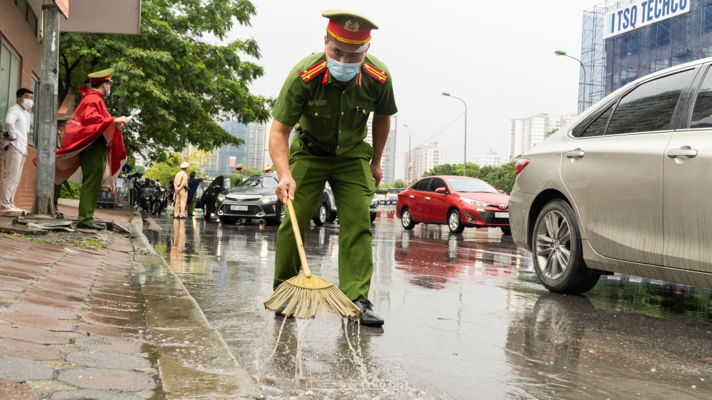 Các chiến sĩ công an quét dọn đường giúp thí sinh vào điểm thi được dễ dàng hơn