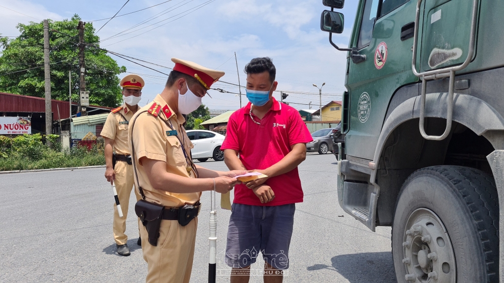 Khắc phục khó khăn, đảm bảo phòng dịch kết hợp kiểm soát tình hình an toàn giao thông