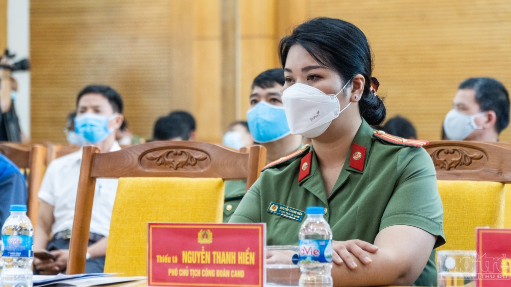 Thiếu tá Nguyễn Thanh Hiền (Phó Chủ tịch Công đoàn CAND) tới dự chương trình, động viên tinh thần đoàn viên