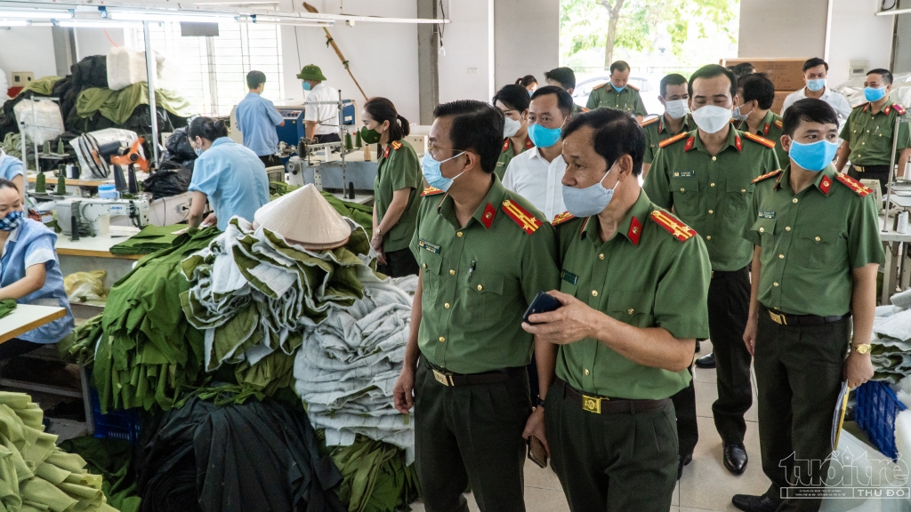 Các cán bộ Công đoàn CAND, Cục H08 đã xuống xưởng may mặc của Công ty 19/5 trực tiếp động viên tinh thần người lao động