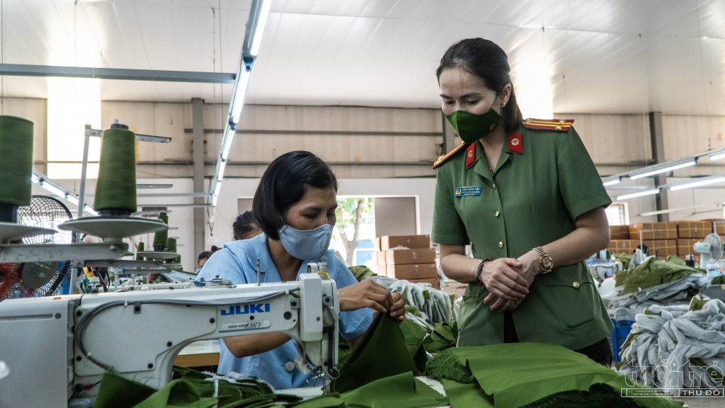 Trung tá Công Thanh Thảo thăm hỏi, động viên công nhân tại xưởng may