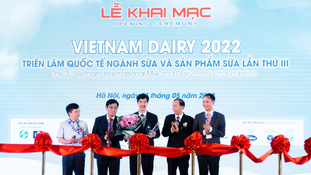 Ông Nguyễn Quốc Khánh (Giám đốc Điều hành Nghiên cứu và Phát triển) đại diện Công ty Vinamilk nhận hoa và kỷ niệm chương tại lễ khai mạc