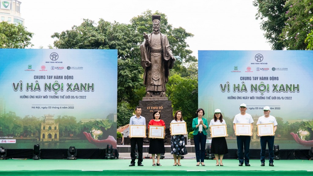 Bà Bùi Huyền Mai trao bằng khen của TP Hà Nội cho các đơn vị xuất sắc trong công tác bảo vệ môi trường năm 2021