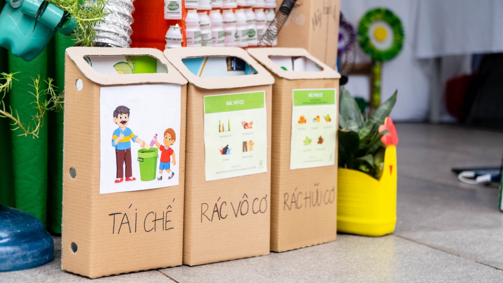 Thùng rác từ thùng carton bỏ đi giúp phân loại rác tại nguồn Thùng rác từ thùng carton bỏ đi giúp phân loại rác tại nguồn