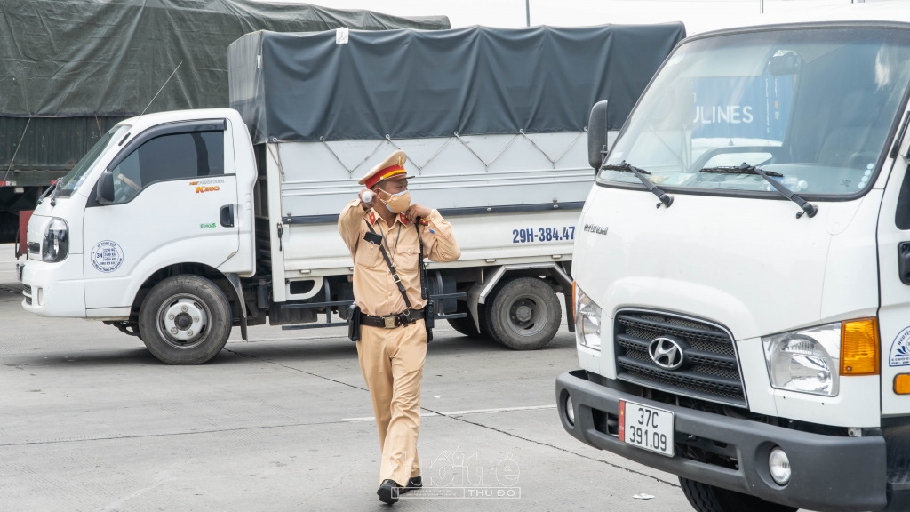 Lực lượng CSGT tiến hành kiểm soát 100% các phương tiện vào thành phố, kể cả các phương tiện mang biển kiểm soát Hà Nội để đảm bảo công tác phòng chống dịch được chặt chẽ nhất