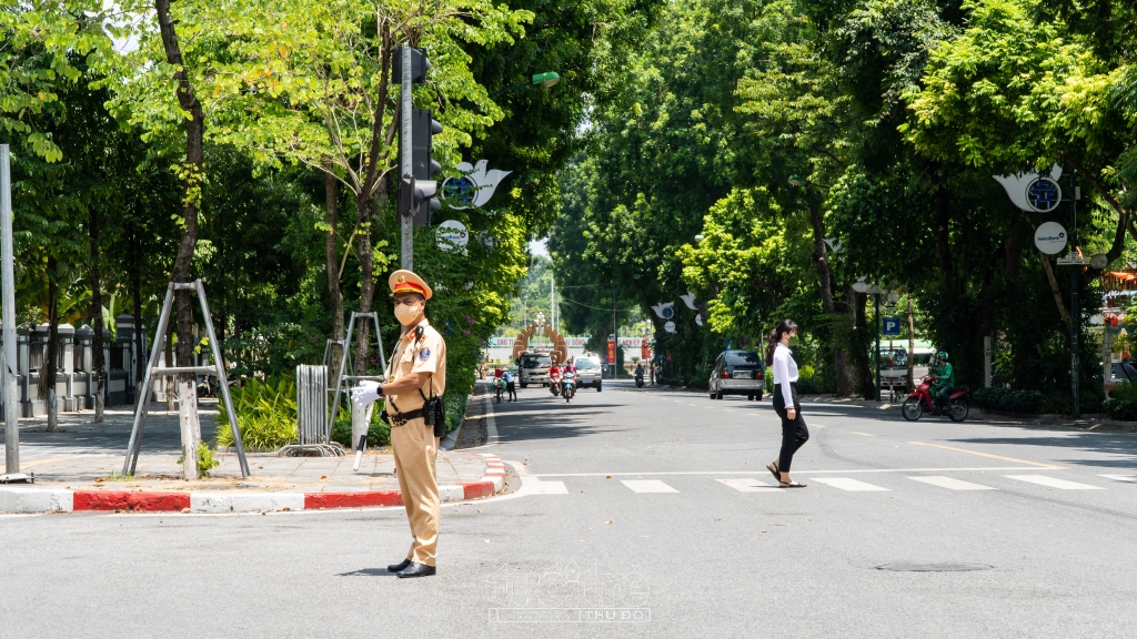 Dù tiết trời nắng nóng nhưng lực lượng CSGT vẫn bám chốt đảm bảo an toàn cho Kỳ họp thứ nhất, Quốc hội khoá XV