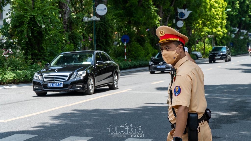 Lực lượng CSGT phân luồng hướng dẫn đoàn xe của Đại biểu Quốc hội di chuyển