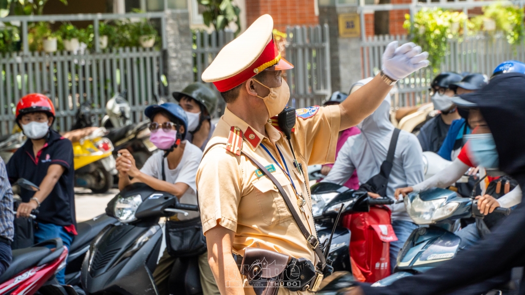 Sau khi đoàn xe Đại biểu di chuyển qua, lực lượng chức năng sẽ lập tức điều tiết giao thông, đảm bảo không ùn tắc giao thông