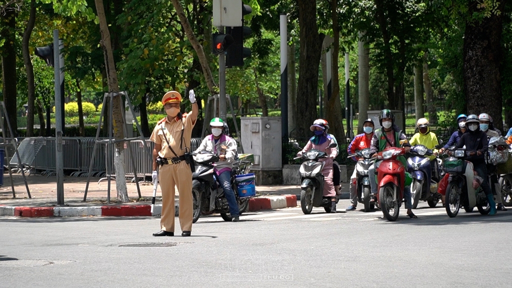 CSGT căng mình giữa nắng nóng để đảm bảo ATGT cho Kỳ họp thứ nhất, Quốc hội khoá XV