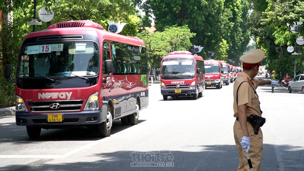 CSGT căng mình giữa nắng nóng để đảm bảo ATGT cho Kỳ họp thứ nhất, Quốc hội khoá XV