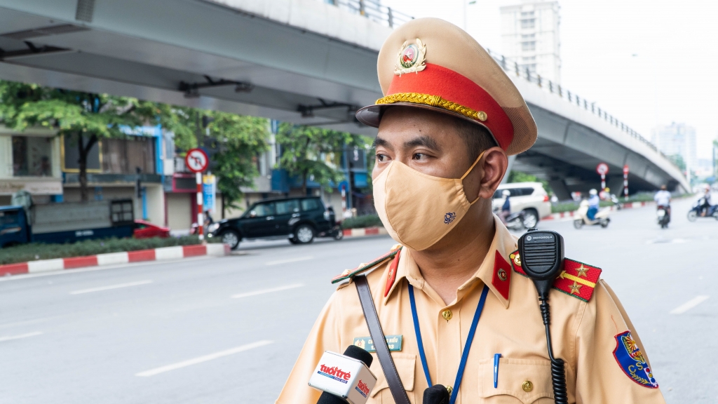 Không đội mũ bảo hiểm khi lưu thông là lỗi vi phạm phổ biến mùa dịch