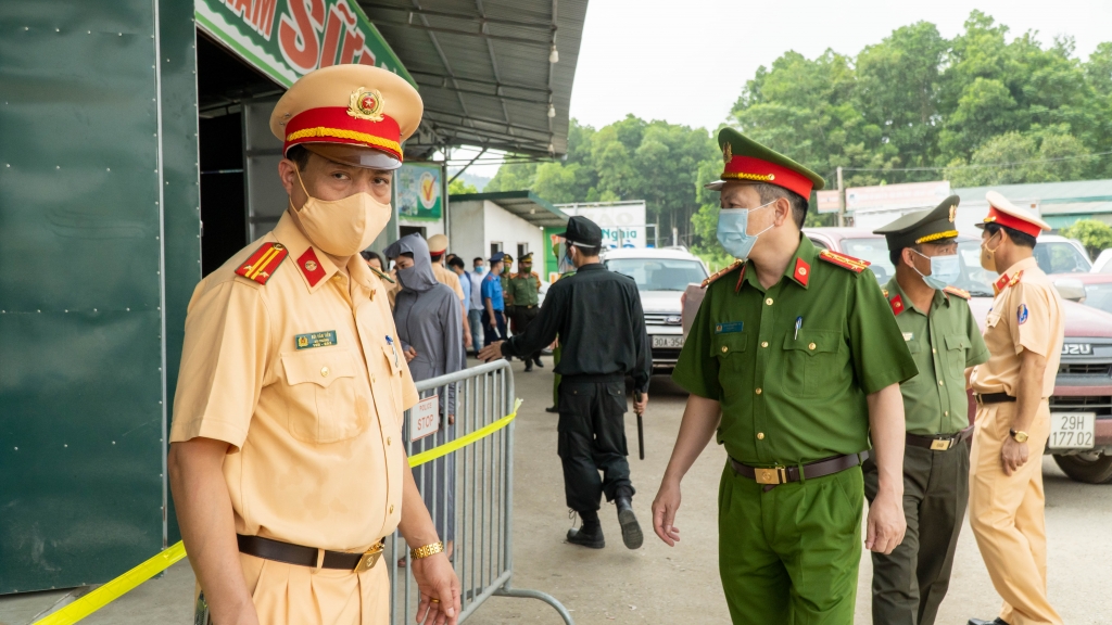 Trung tá Bùi Văn Tiến, Đội trưởng Đội CSGT số 11, Phòng CSGT, Công an TP Hà Nội nhắc nhở các đồng chí trực tại chốt phải đảm bảo an toàn cho bản thân cũng như người dân trong quá trình làm nhiệm vụ