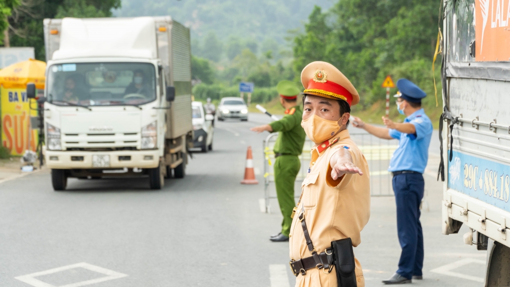 Lực lượng CSGT làm nhiệm vụ tại chốt nhằm đảm bảo việc kiểm soát chặt người từ các tỉnh, thành phố đang có dịch nhưng không gây ách tắc phương tiện vận tải, duy trì hoạt động sản xuất kinh doanh ở mức cao nhất trong điều kiện dịch bệnh