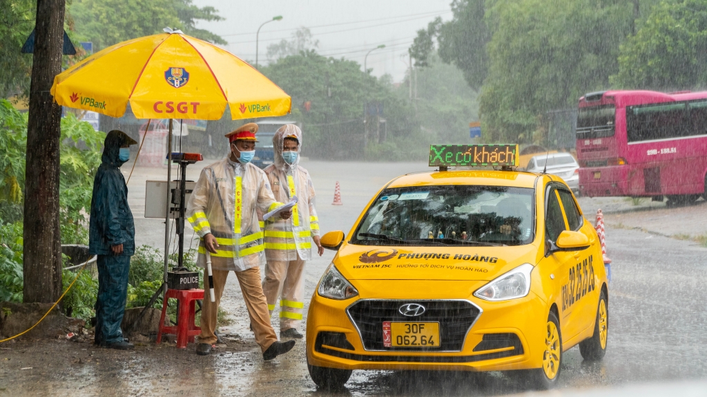 Kiểm tra tại 2 chốt số 12 (Km422+057 đường Hồ Chí Minh, thị trấn Xuân Mai, huyện Chương Mỹ) và số 13 (Chốt kiểm dịch huyện Chương Mỹ), đúng vào thời điểm trời mưa rất to, các cán bộ chiến sĩ vẫn đang đội mưa, không ai rời vị trí và vẫn nghiêm túc thực hiện nhiệm vụ.