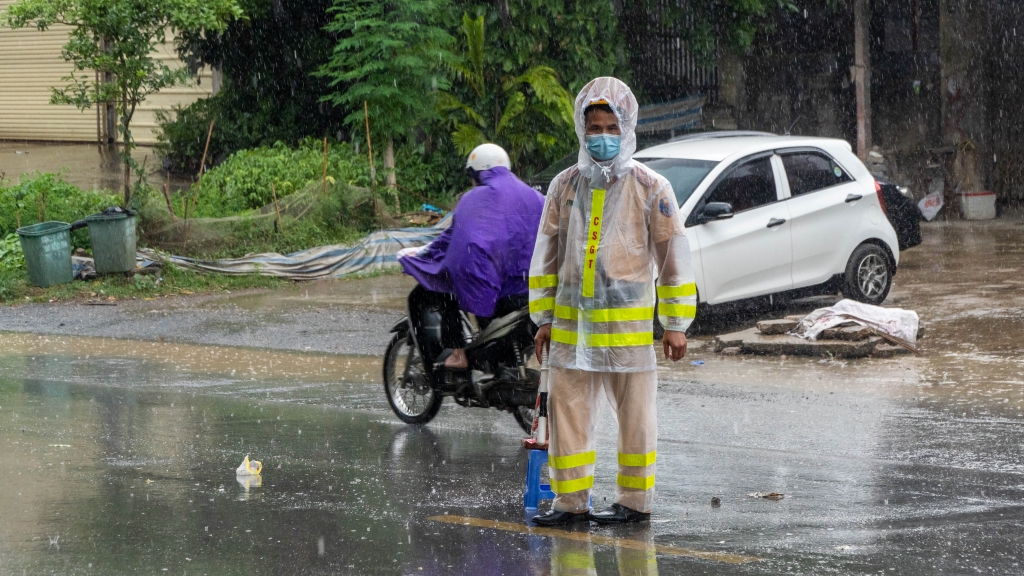 Dù mưa lớn nhưng các chiến sĩ vẫn kiên cường bám chốt