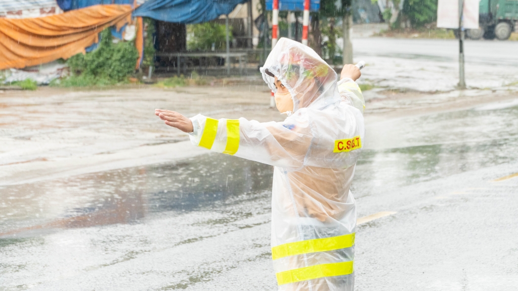 Trong điều kiện thời tiết khắc nghiệt như hiện tại, nắng nóng và mưa giông lúc nào cũng sẵn sàng xuất hiện, các lực lượng làm nhiệm vụ tại 22 chốt trực phòng, chống dịch sẵn sàng vượt qua mọi khó khăn, bám sát vị trí, hoàn thành nhiệm vụ được giao, góp phần cùng Thủ đô và cả nước sớm đẩy lùi dịch Covid-19