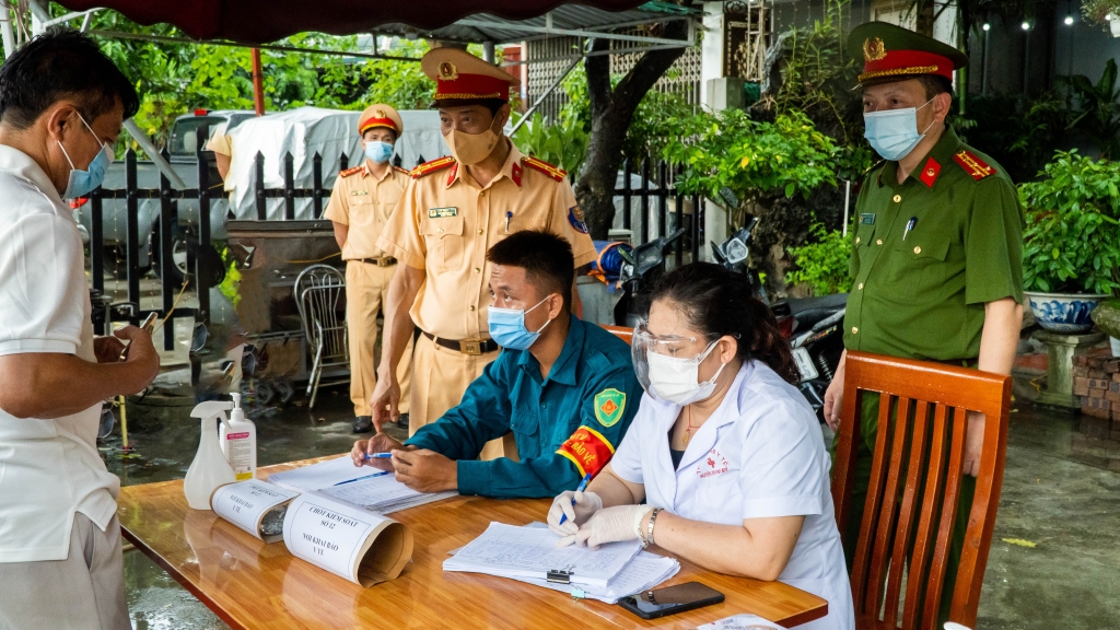 Đại tá Nguyễn Hồng Ky, Phó Giám đốc Công an thành phố Hà Nội và Thượng tá Đinh Thanh Thảo, Phó trưởng Phòng Cảnh sát giao thông thành phố kiểm tra công tác khai báo y tế tại chốt cầu Xuân Mai