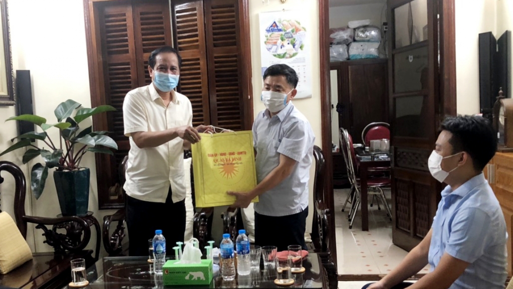 UBND phường tặng quà đến 281 người có công trên địa bàn UBND phường tặng quà đến 281 người có công trên địa bàn