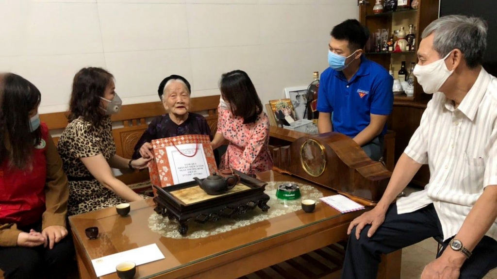 Đoàn Thanh niên cùng UBND phường Liễu Giai thăm và tặng quà các gia đình chính sách trên địa bàn Đoàn Thanh niên cùng UBND phường Liễu Giai thăm và tặng quà các gia đình chính sách trên địa bàn