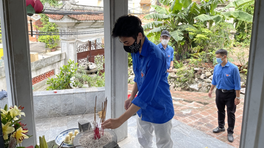 Do ảnh hưởng của dịch Covid-19, lực lượng thanh niên vẫn giữ khoảng cách 2m, đảm bảo công tác phòng dịch Do ảnh hưởng của dịch Covid-19, lực lượng thanh niên vẫn giữ khoảng cách 2m, đảm bảo công tác phòng dịch