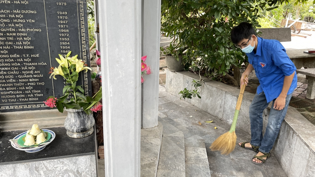 Khu vực bia tưởng niệm được quét dọn sạch sẽ Khu vực bia tưởng niệm được quét dọn sạch sẽ