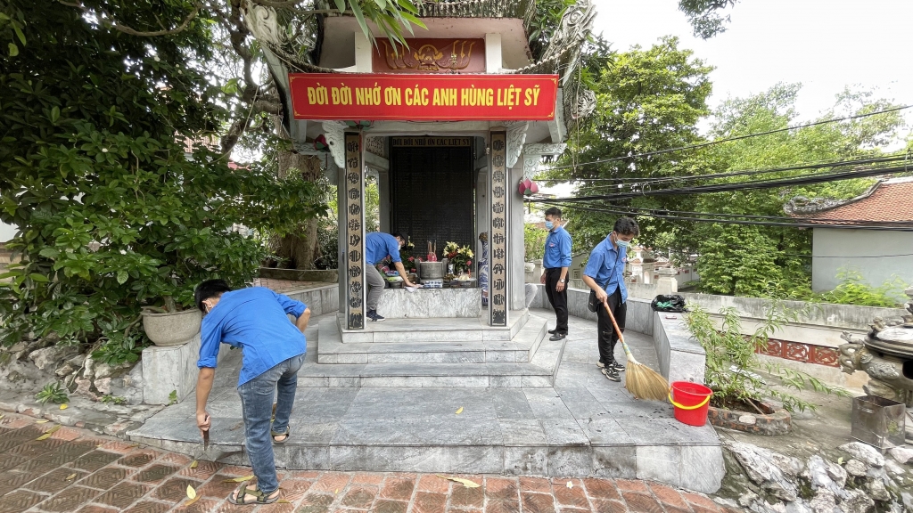 Lực lượng thanh niên xung kích tổ chức dọn dẹp vệ sinh khu vực nhà bia phường Liễu Giai Lực lượng thanh niên xung kích tổ chức dọn dẹp vệ sinh khu vực nhà bia phường Liễu Giai