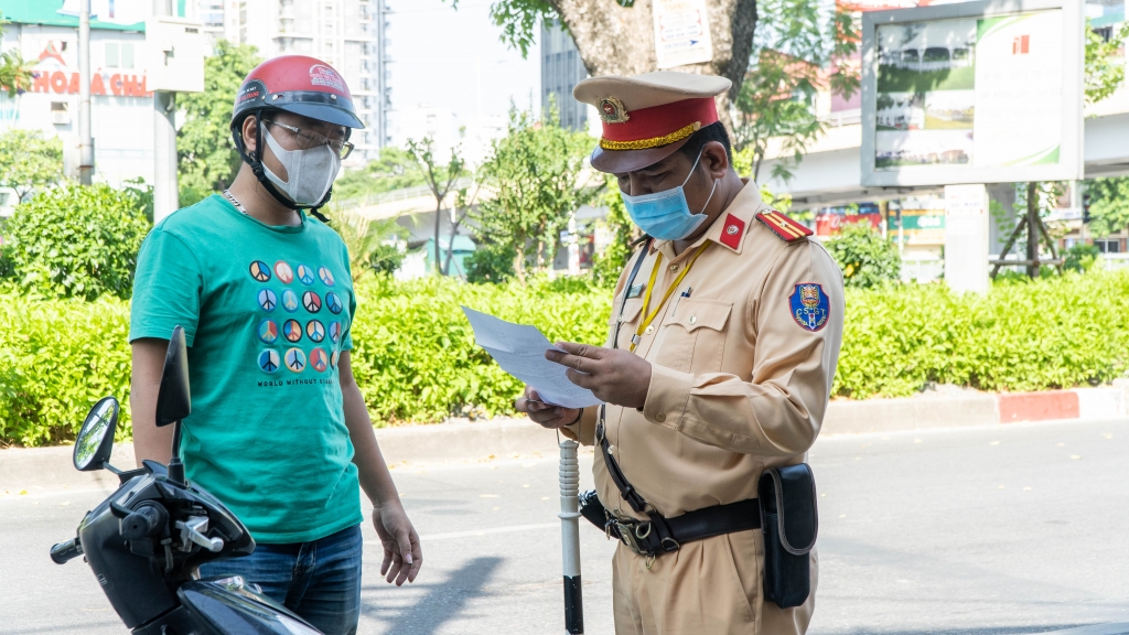 CSGT Hà Nội chủ động thực hiện tốt các biện pháp phòng ngừa xã hội, lồng ghép công tác tuần tra, kiểm soát với tuyên truyền, vận động người dân tuân thủ các biện pháp phòng, chống dịch.