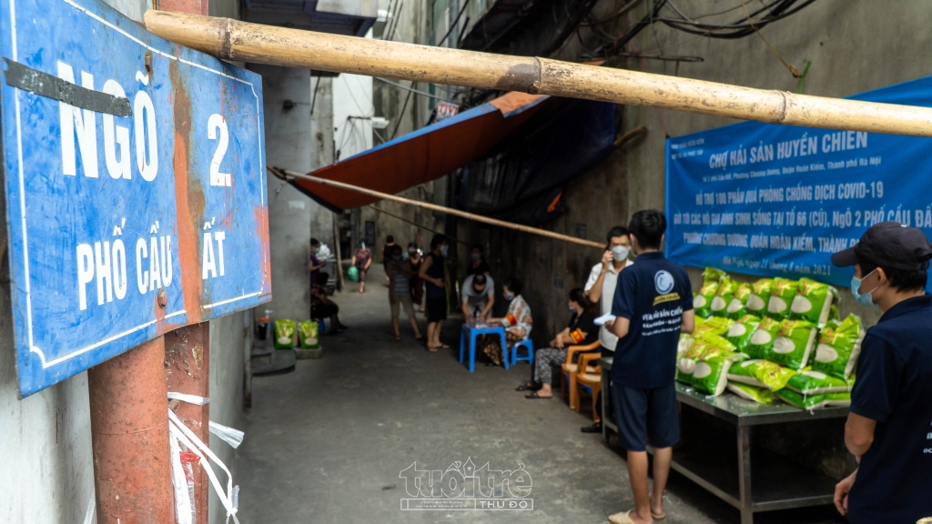 100 suất quà được trao tới bà con tại ngõ 2 phố Cầu Đất (phường Chương Dương, quận Hoàn Kiếm, Hà Nội)