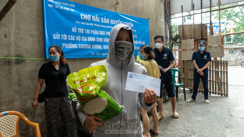 Tuy chị Nhường mới chuyển đến trọ tại đây nhưng cũng thấy ấm lòng khi nhận quà hỗ trợ