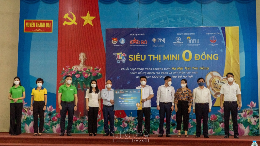 Hơn 1000 phiếu mua hàng được trao cho chính quyền địa phương để hỗ trợ hơn 1000 người dân có hoàn cảnh khó khăn tại huyện Thanh Oai