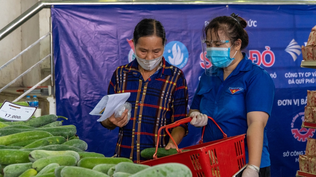 Bên cạnh các tình nguyện viên từ Quỹ Alphanam Green Foundation, lực lượng đoàn viên cũng hết mình hỗ trợ người dân chọn lựa được đồ thiết yếu phù hợp