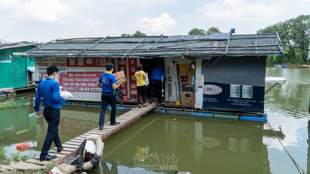 Không ngại khó, không ngại vất vả, những nhà hảo tâm vẫn đi tới những hộ dân xa nhất trong xóm làng chài