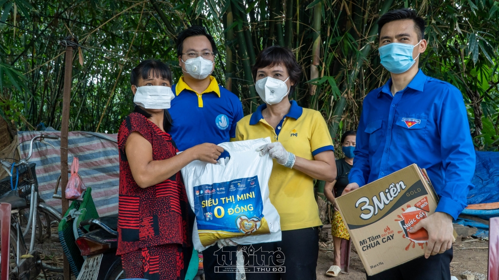 Đại diện Công ty PNJ miền Bắc cùng đại điện Thành đoàn Hà Nội tới từng hộ dân gặp khó khăn trao quà