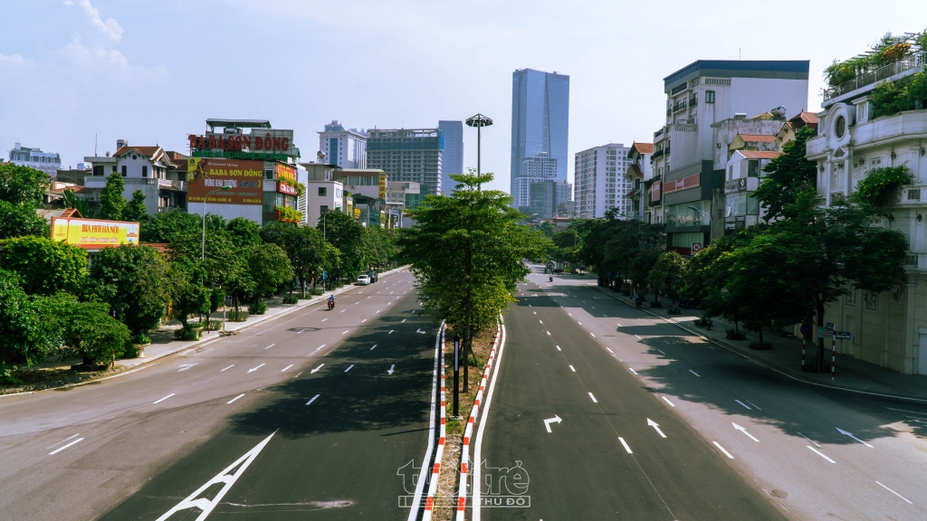 Dự án mở rộng tuyến đường Liễu Giai - Văn Cao bắt đầu được thi công vào đầu tháng 7/2021. Đến nay, phần mặt đường mở rộng thêm 4 làn xe cơ bản đã hoàn thành