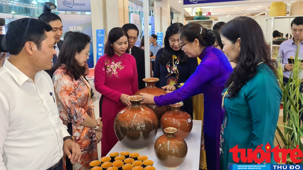 Bà Nguyễn Thị Tuyến - Phó Bí thư Thành ủy, Trưởng Ban dân vận Thành ủy Hà Nội cùng các lãnh đạo Sở, ban ngành tham quan các gian hàng tại hội chợ