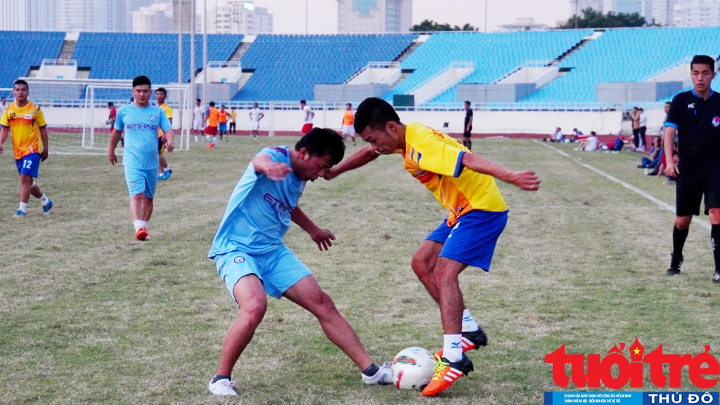 Những pha tranh cướp bóng từ phía 2 đội khiến trận đấu ngày càng trở nên kịch tính hơn