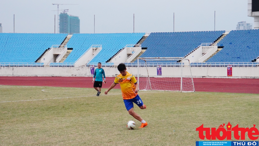 Cầu thủ số 20 - Nguyễn Tiến Nghĩa xuất sắc ghi bàn vào lưới đội báo Công an nhân dân, giải tỏa cơn khát bàn thắng cho báo Tuổi trẻ Thủ đô