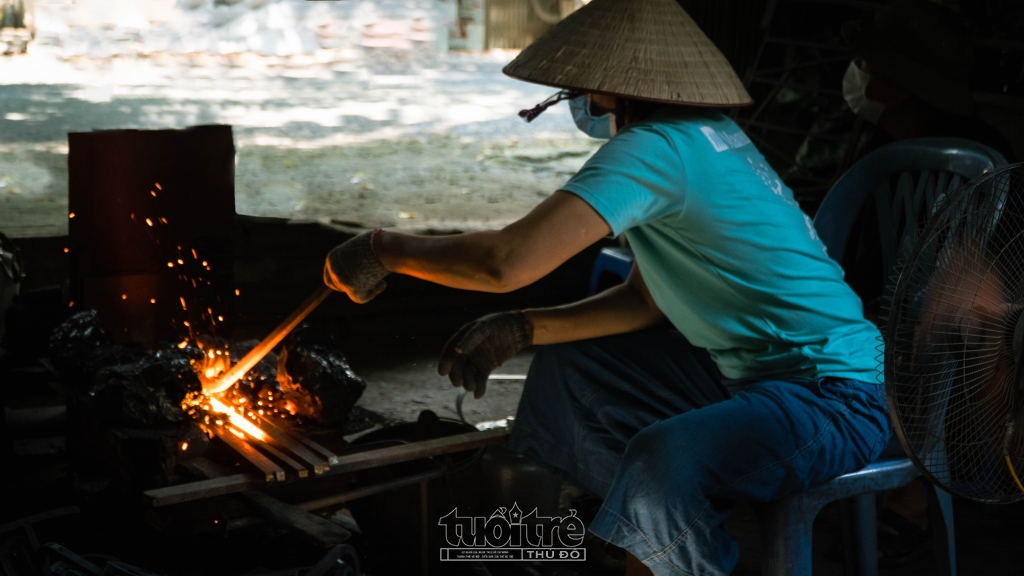 Hai vợ chồng anh Công vẫn giữ lửa nghề như để gìn giữ những tinh hoa từ cha ông để lại