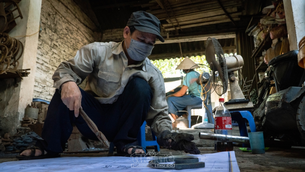 Công đoạn đầu tiên để làm ra sản phẩm phải cắt phôi thành hình dạng sản phẩm theo bản vẽ