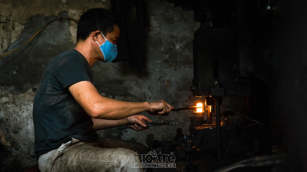 Dù là máy móc hay thủ công, những người thợ vẫn luôn lấm lem bởi bụi than Dù là máy móc hay thủ công, những người thợ vẫn luôn lấm lem bởi bụi than