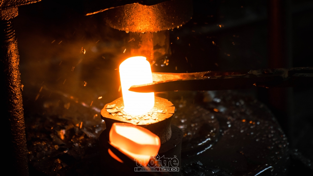 Sắt được nung đỏ dễ dàng tạo thành các hình thù Sắt được nung đỏ dễ dàng tạo thành các hình thù