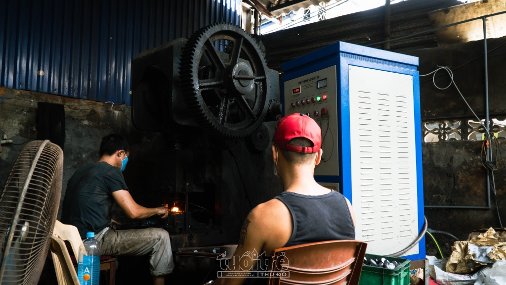 Ngày nay, khi xã hội phát triển, máy móc dần được áp dụng nhiều hơn trong nghề rèn Ngày nay, khi xã hội phát triển, máy móc dần được áp dụng nhiều hơn trong nghề rèn