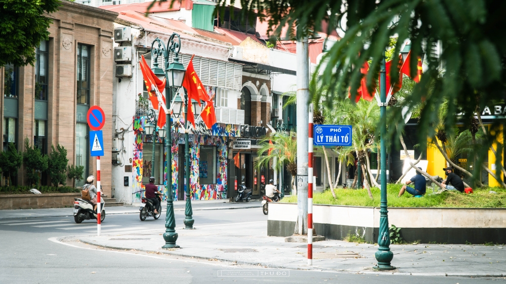 Quốc kỳ Việt Nam tung bay trên khắp mọi ngả đường