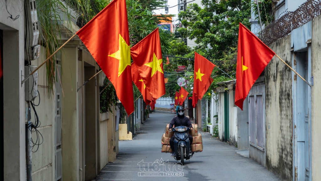 Nhiều ngõ phố bắt đầu treo cờ chào mừng ngày Giải phóng Thủ đô