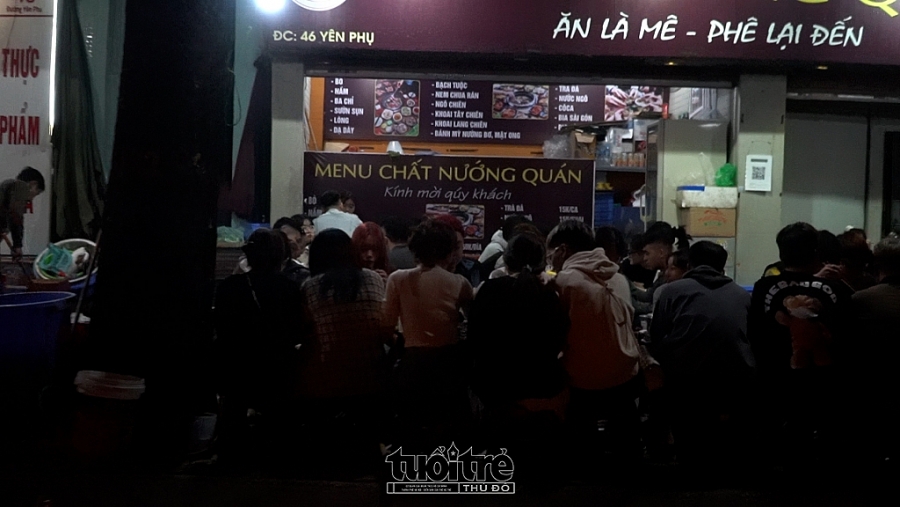 Các bạn trẻ ngồi sát nhau tại quán Chất nướng (46 Yên Phụ, Ba Đình, Hà Nội)