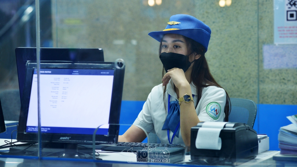 Khu vực bán vé luôn có nhân viên trực hỗ trợ người dân, giúp người dân mua vé được nhanh chóng, dễ dàng Khu vực bán vé luôn có nhân viên trực hỗ trợ người dân, giúp người dân mua vé được nhanh chóng, dễ dàng