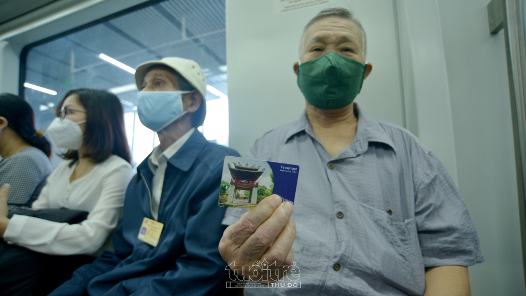 Cụ Nguyễn Văn Huyên ( Cầu Giấy, Hà Nội ) cho biết: Người dân phấn khởi trải nghiệm tàu điện Cát Linh - Hà Đông